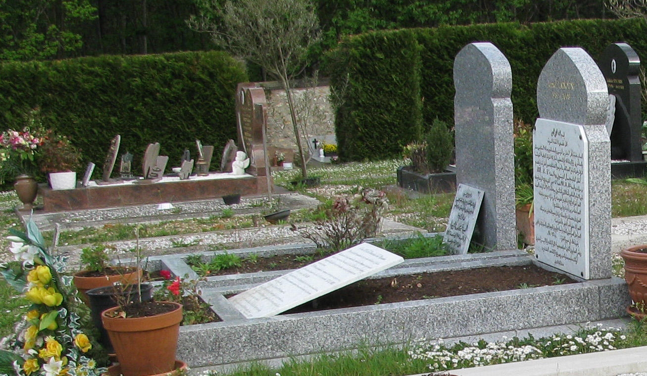 Les pierres tombales musulmanes sont orientées vers la Mecque.